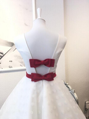 Ein 50er Jahre Hochzeitskleid mit Punktetüll und roter Schleife