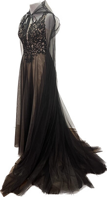 Schwarzes Brautkleid nudefarben unterlegt mit Perlen-Spitze und Cape