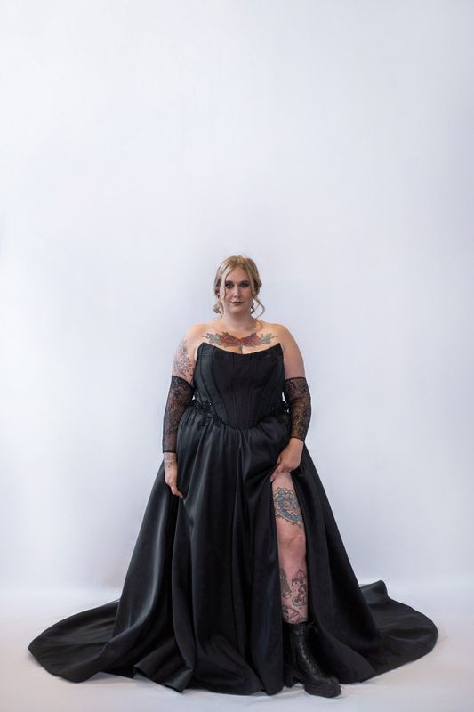 Gothic Brautkleid Schwarz mit Schlitz und Schleppe