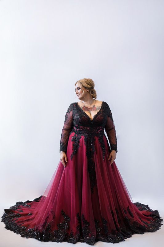 Gothic Brautkleid Bordeuxrot mit Schleppe