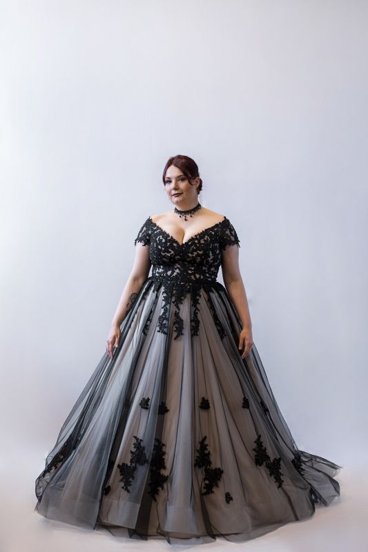 Gothic Brautkleid mit Schleppe in Champagner mit schwarzen Tüll