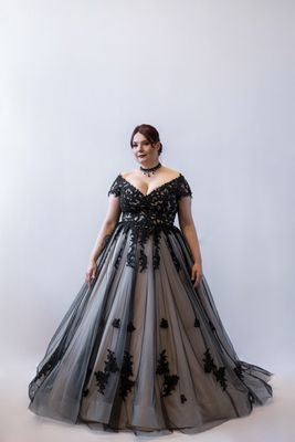 Gothic Brautkleid „Ashen“ – Nude & Schwarz mit Spitzenapplikationen & voluminösem Tüllrock Gothic Brautkleid „Ashen“ – Nude & Schwarz mit Spitzenapplikationen & voluminösem Tüllrock