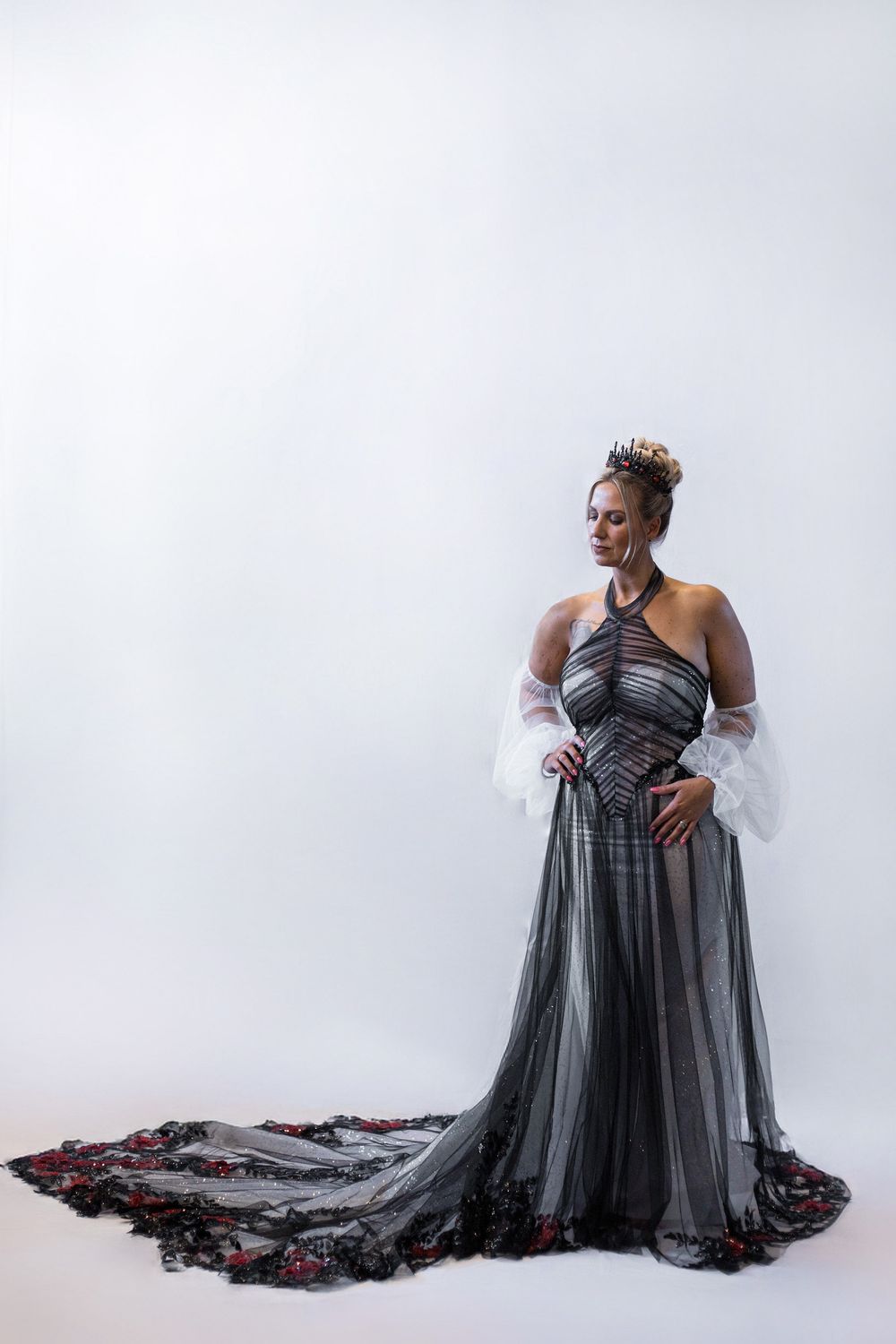 Gothic Brautkleid aus weißen und schwarzen Tüll und Schleppe