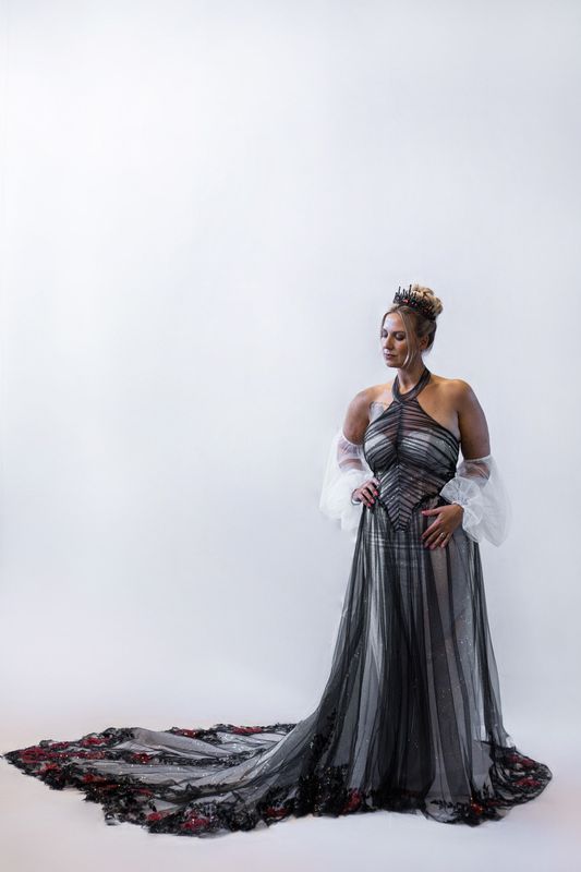 Gothic Brautkleid aus weißen und schwarzen Tüll und Schleppe