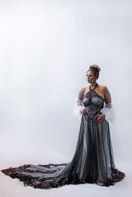 Gothic Brautkleid „Moonlight Veil“ – Weiß & Schwarz mit Blutroter Stickerei, Puffärmeln & Schleppe Gothic Brautkleid „Moonlight Veil“ – Weiß & Schwarz mit Blutroter Stickerei, Puffärmeln & Schleppe