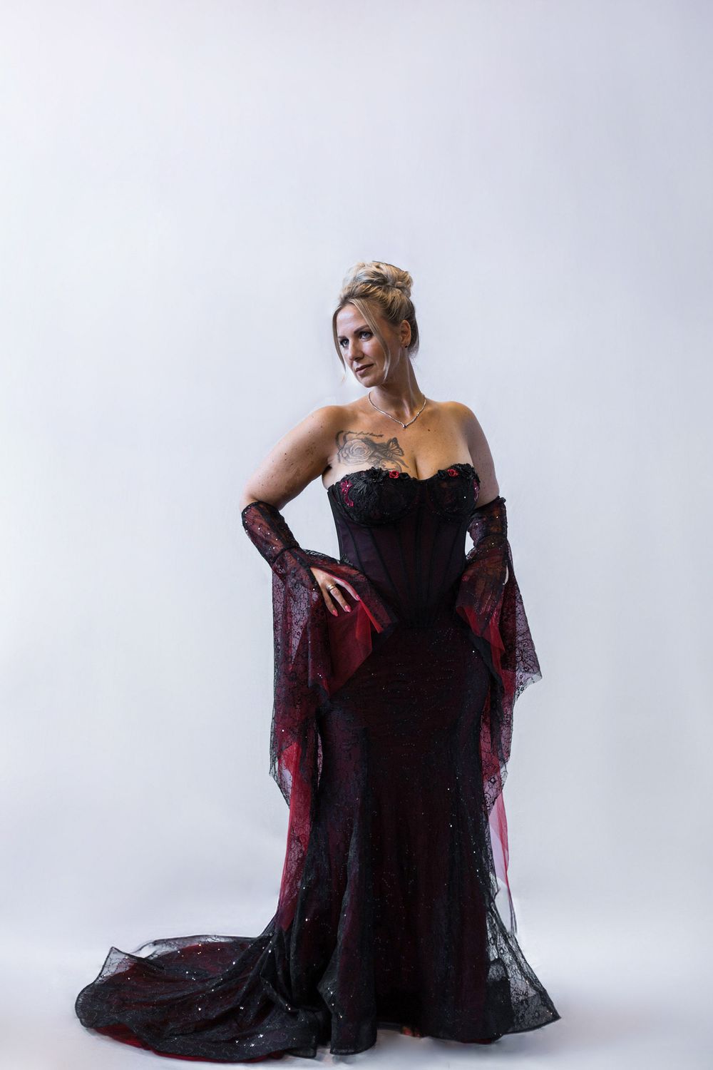 Gothic Brautkleid in Dunkelrot mit abnehmbaren Ärmel, Schleppe und Schleier