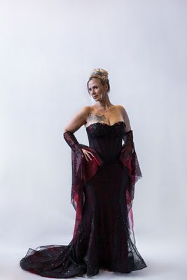 Gothic Brautkleid in Dunkelrot mit abnehmbaren Ärmel, Schleppe und Schleier Gothic Brautkleid in Dunkelrot mit abnehmbaren Ärmel, Schleppe und Schleier