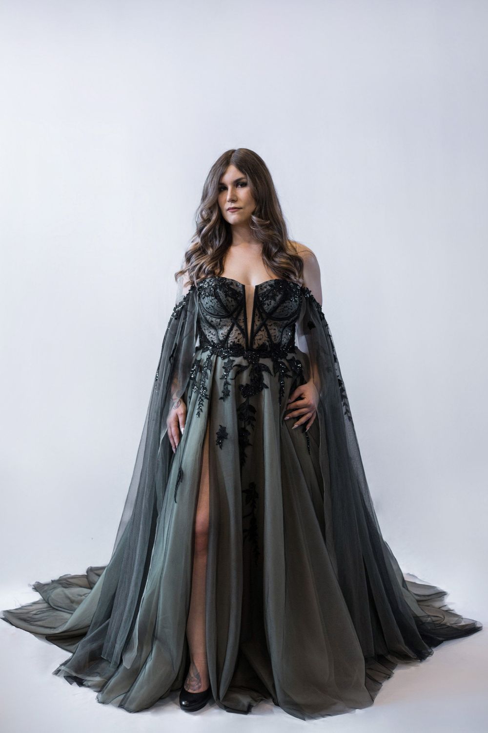 Gothic Brautkleid in einem Khakigrün mit schwarzen Tüll und Schleppe