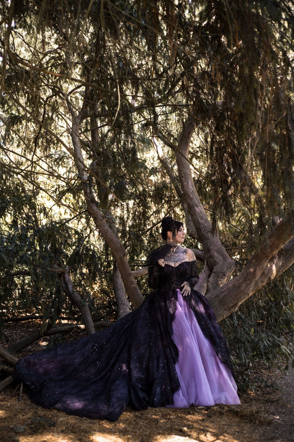 Gothic Brautkleid, Voluminöser Tüll in Schwarz/Violett mit Schleppe