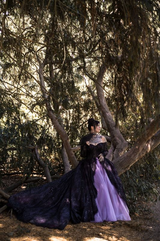 Gothic Brautkleid, Voluminöser Tüll in Schwarz/Violett mit Schleppe