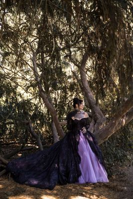 Gothic Brautkleid „Violeth“ – Schwarz-Violett mit voluminösem Tüll & Schleppe Gothic Brautkleid „Violeth“ – Schwarz-Violett mit voluminösem Tüll & Schleppe