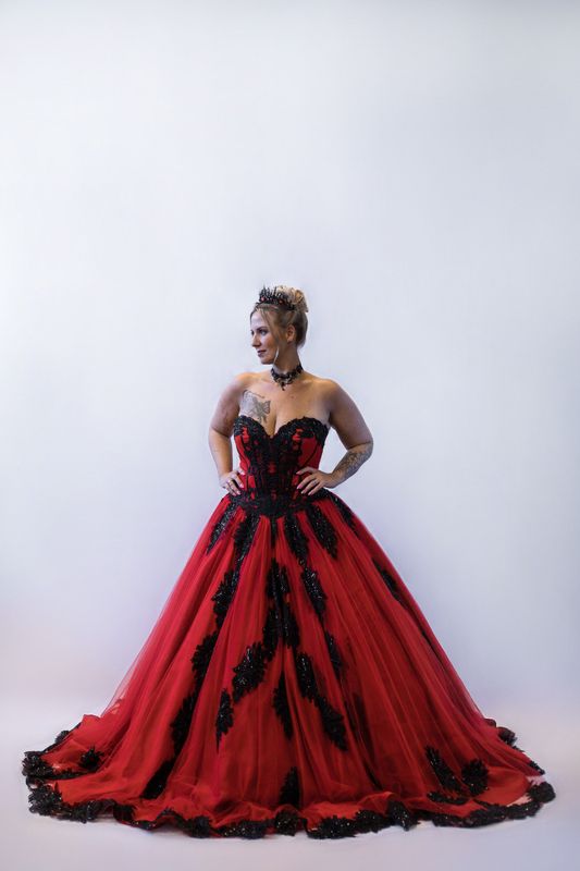 Gothic Brautkleid, Voluminöser Tüll in Rot und schwarzen Applikationen