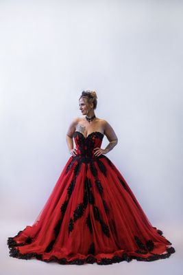 Gothic Brautkleid, Voluminöser Tüll in Rot und schwarzen Applikationen