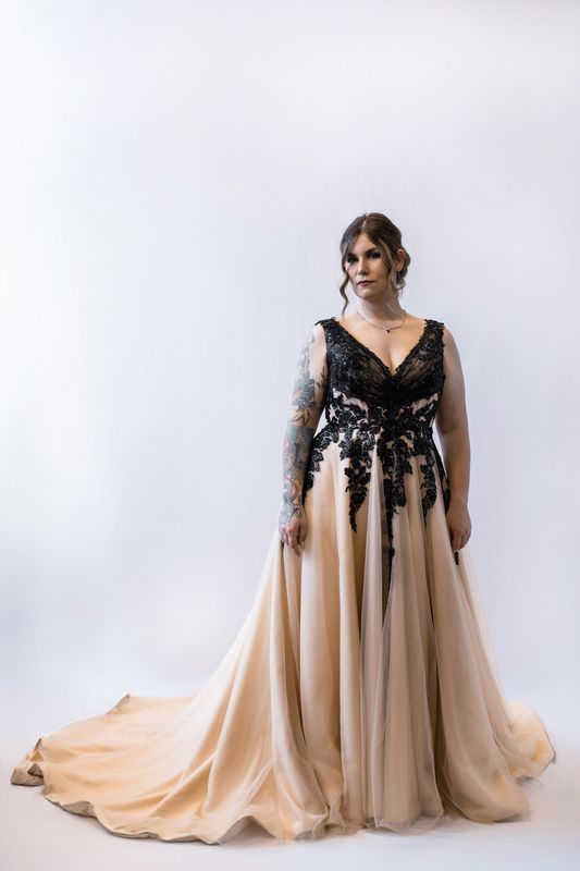 Gothic Brautkleid, A-Linie in Champagner mit schwarzen Spitzenapplikationen
