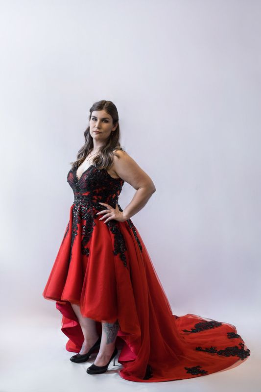 Gothic Brautkleid im Vokuhila Style in Blutrot mit schwarzer Spitze und Schleppe