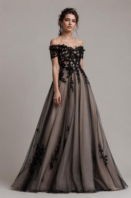 ? Gothic Brautkleid „Ashten“ in Schwarz mit nude und weißem Tüll und Schleppe SKU Ashten ? Gothic Brautkleid „Ashten“ in Schwarz mit nude und weißem Tüll und Schleppe SKU Ashten