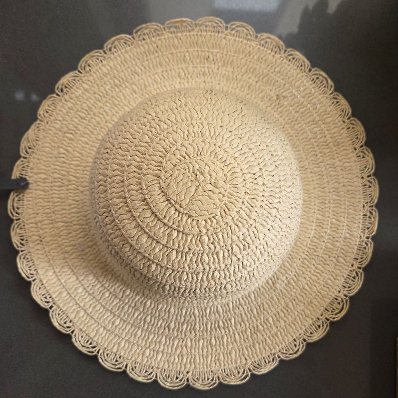 Babies (age 0-2) Cream sunhat with scalloped edge