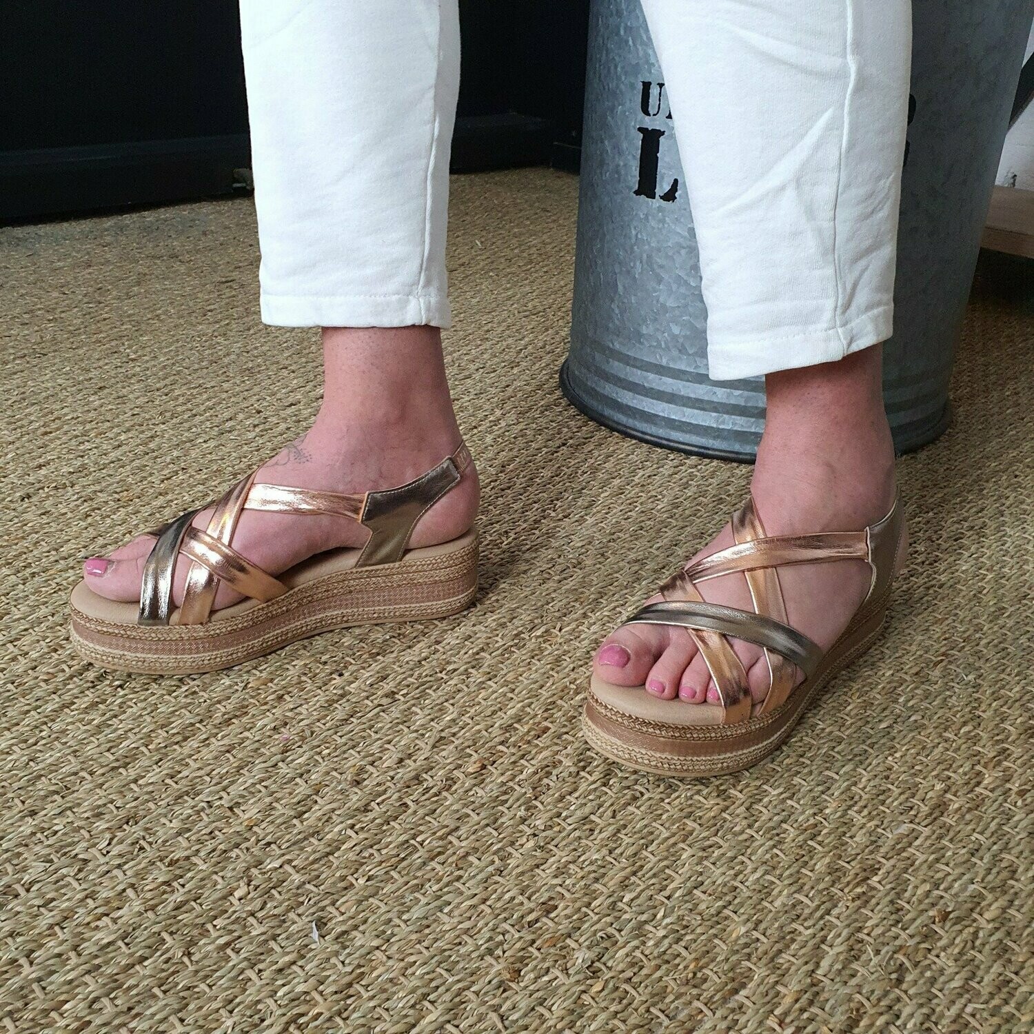 Sandales Compensées Elégance Dorée - Confort et style