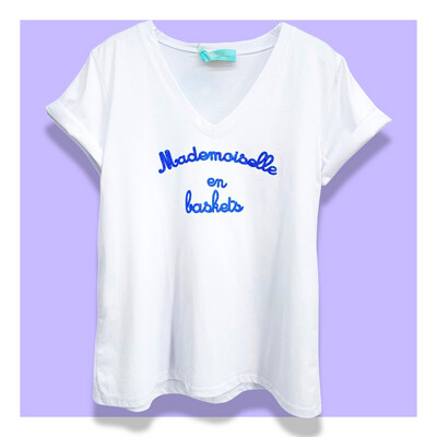 T- SHIRT FEMME COL V BLANC & INSCRIPTION MADEMOISELLE EN BASKETS