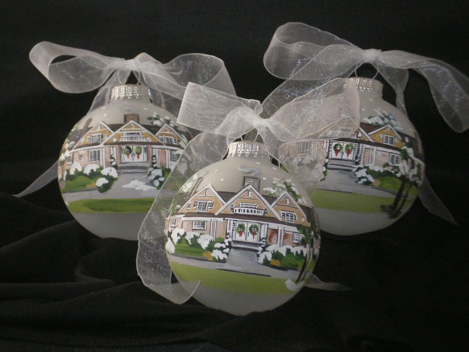 HOUSE WITH HOLIDAY DECOR