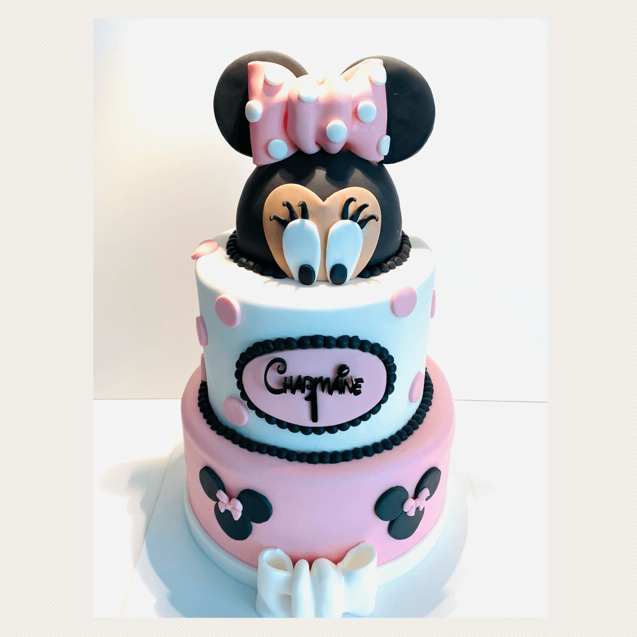 Smederij verjaardag uitdrukking Minnie mouse taart met foto en grote strik (35 pers)