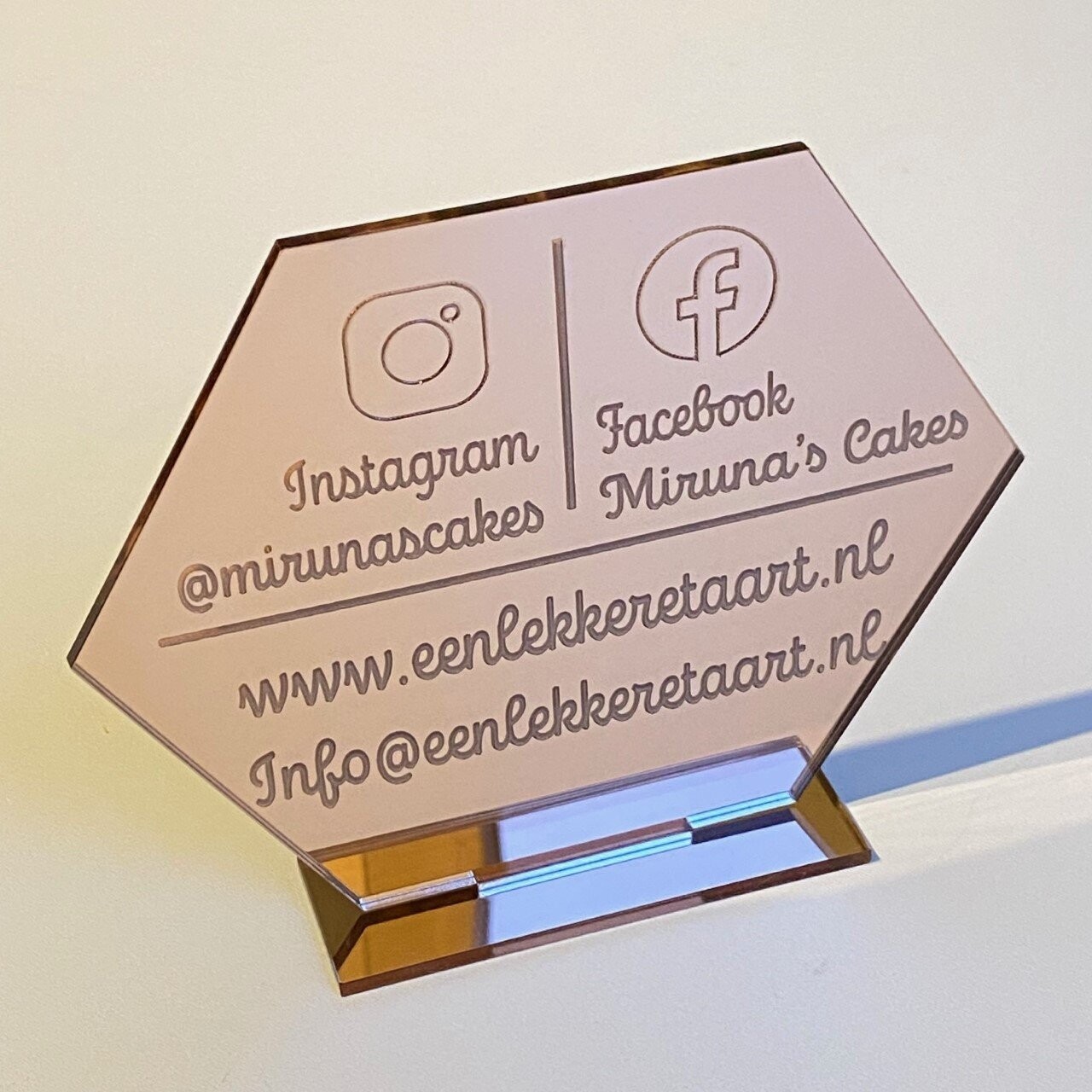 Social media hexagon op standaard