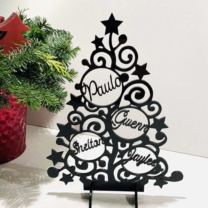 Kerstboom met namen op standaard