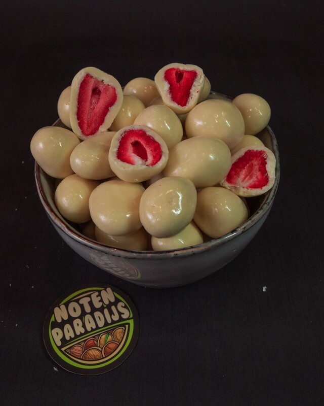 Freeze-Dried Yogurt Chocolate Strawberries