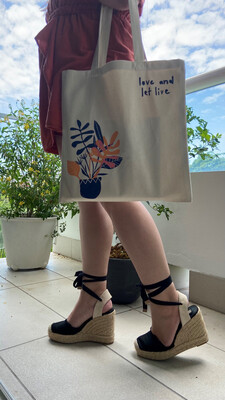 Love and let live Tote Bag