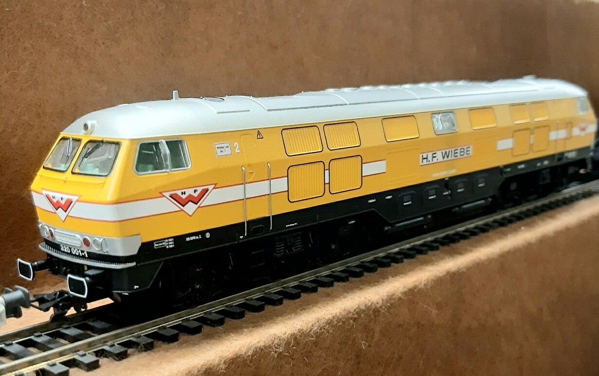 Trix 22434, Diesellok V320 der Fa.Wiebe
