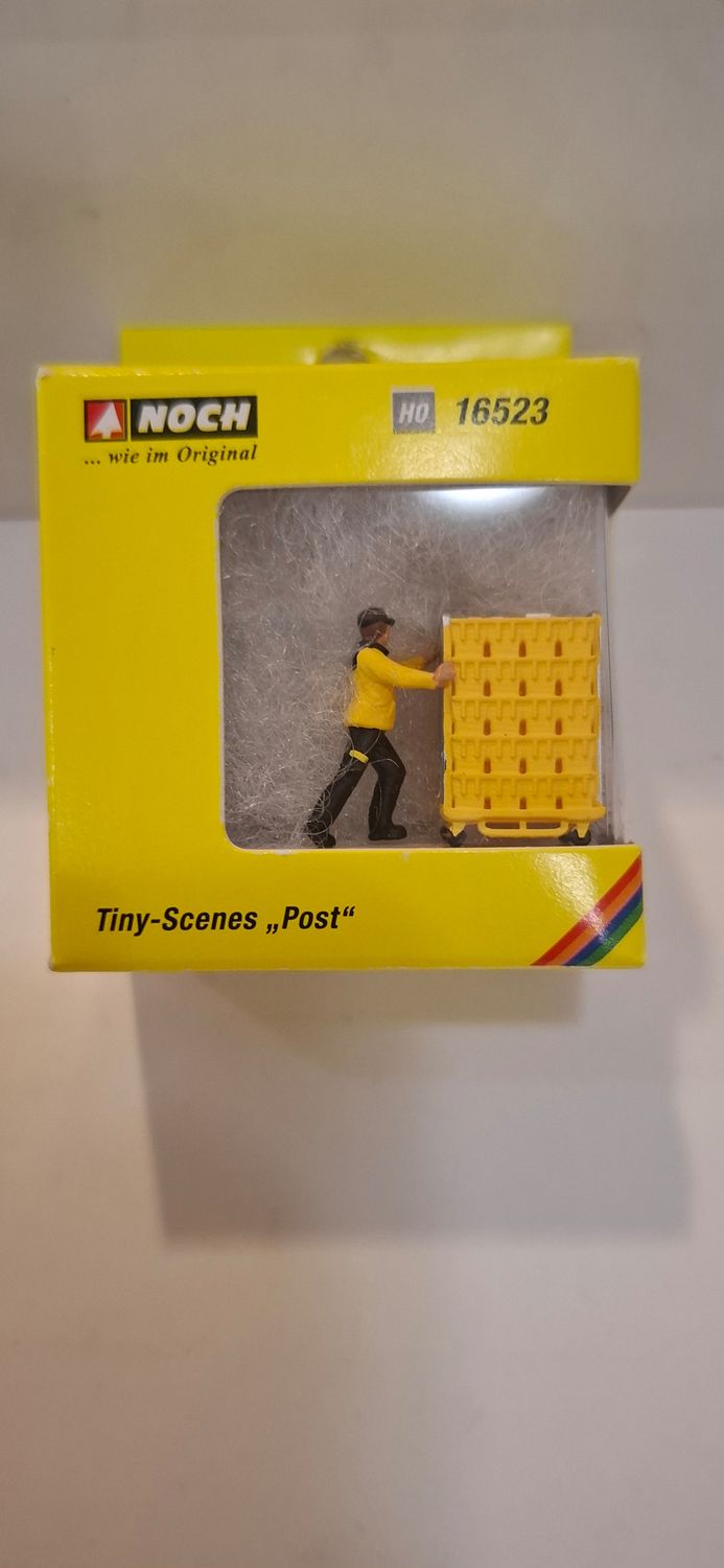 Noch Tiny-Scenes 16523 "Post" Person mit Postcontainer