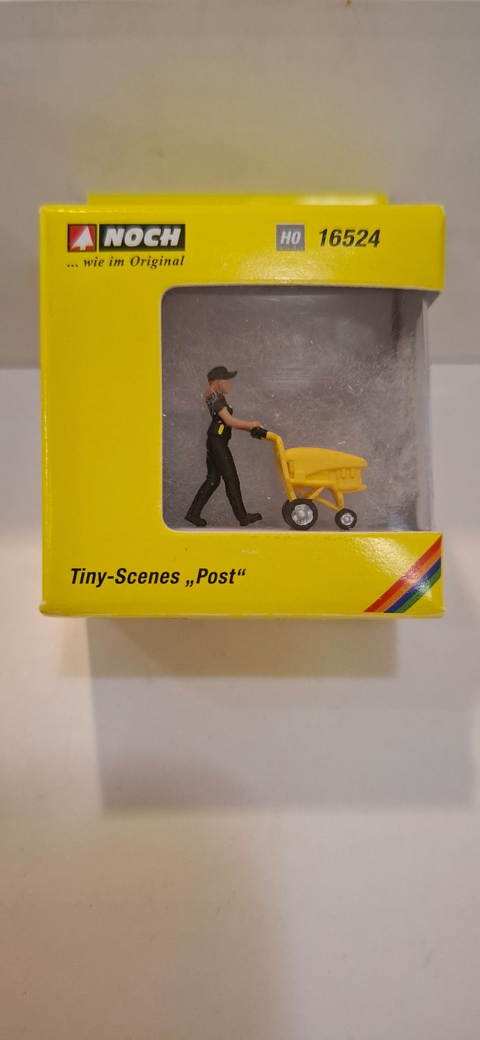Noch Tiny-Scenes "Post" Postbeamtin beim Post austragen 