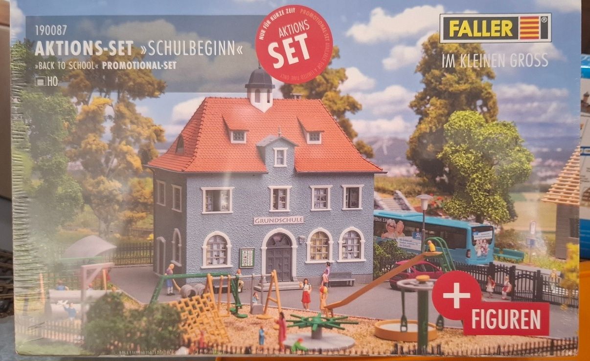 Faller Aktionsset Schulbeginn, Gebäude und Spielplatz Faller Aktionsset Schulbeginn, Gebäude und Spielplatz