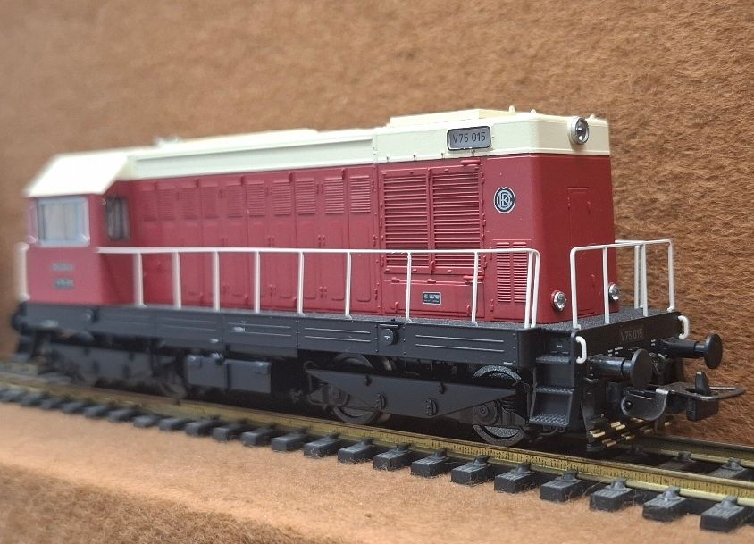 Piko 52424,  Diesellok V75, DR, Ep.III, dklrot, weißes Dach  Piko 52424,  Diesellok V75, DR, Ep.III, dklrot, weißes Dach