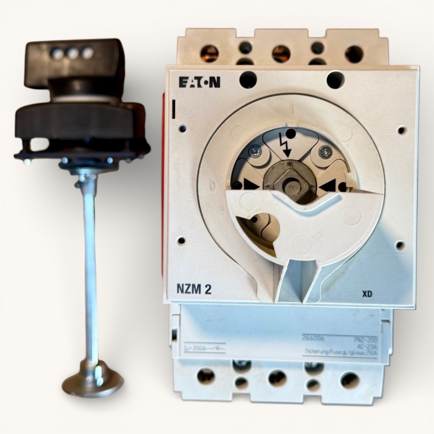 EATON NZM2 Hauptschalter Lasttrennschalter mit Drehantrieb Sockel für IMA 610 geeignet Art.-Nr. 266006