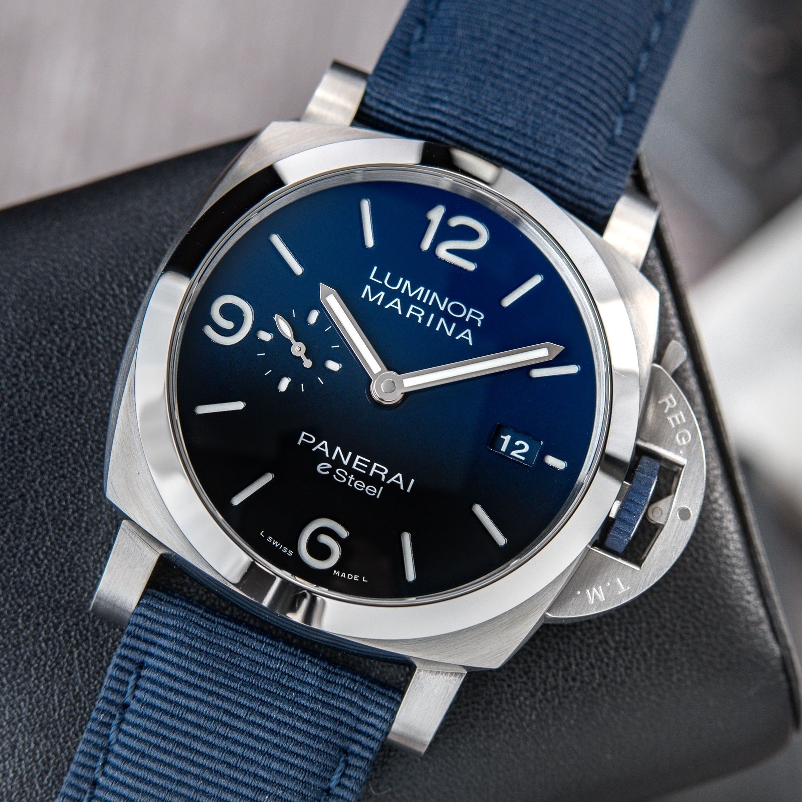 Panerai Luminor Marina ESteel Blu Profondo UNWORN Blue Gradient Dial Pam1157