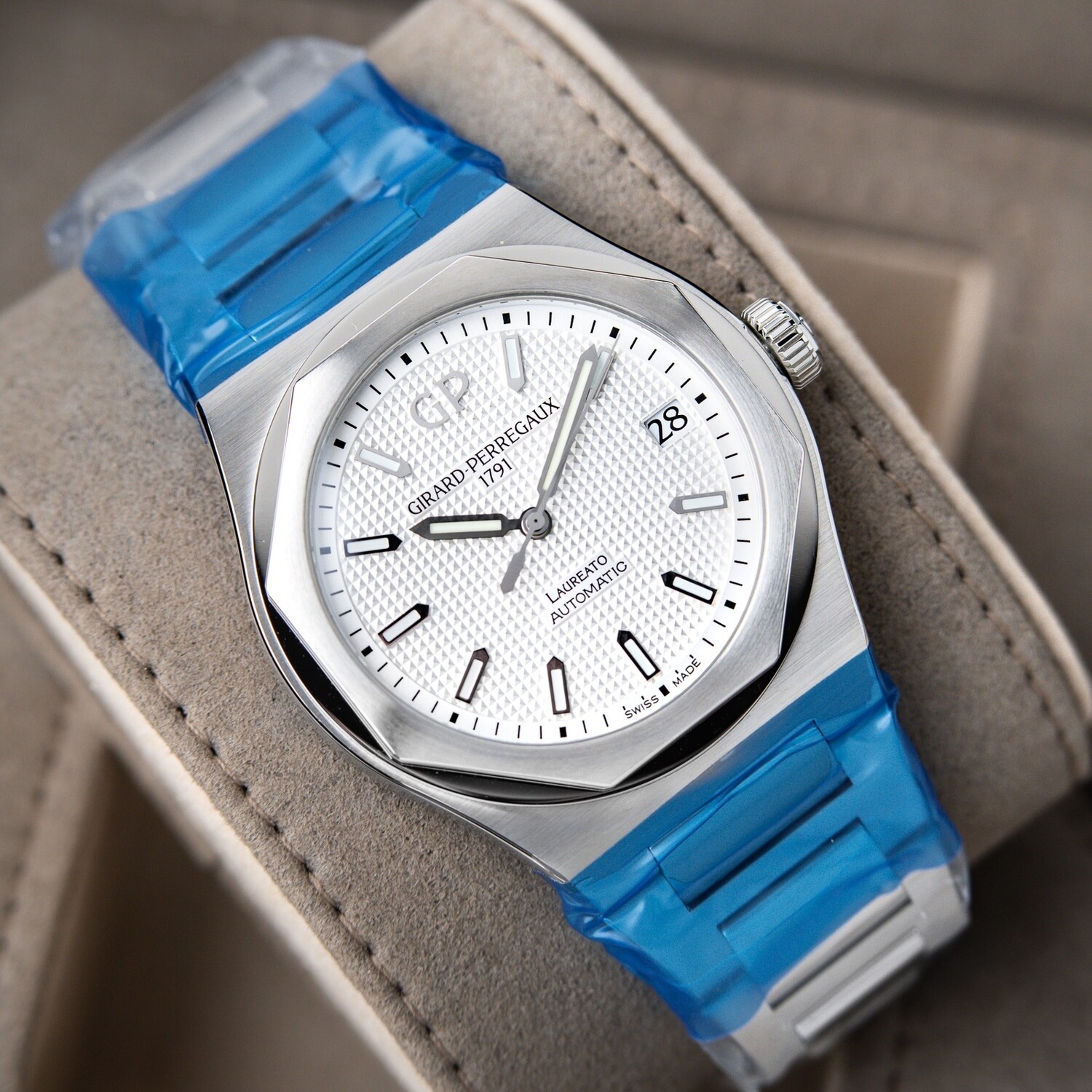 Girard Perregaux Laureato Automatic UNWORN STICKERED Steel White Dial 81010