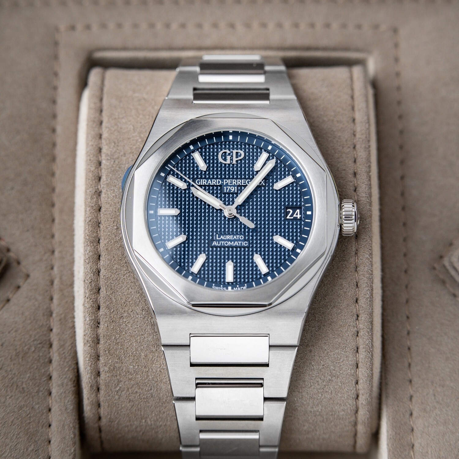 Girard Perregaux Laureato Automatic Stainless Steel Blue Dial 81010