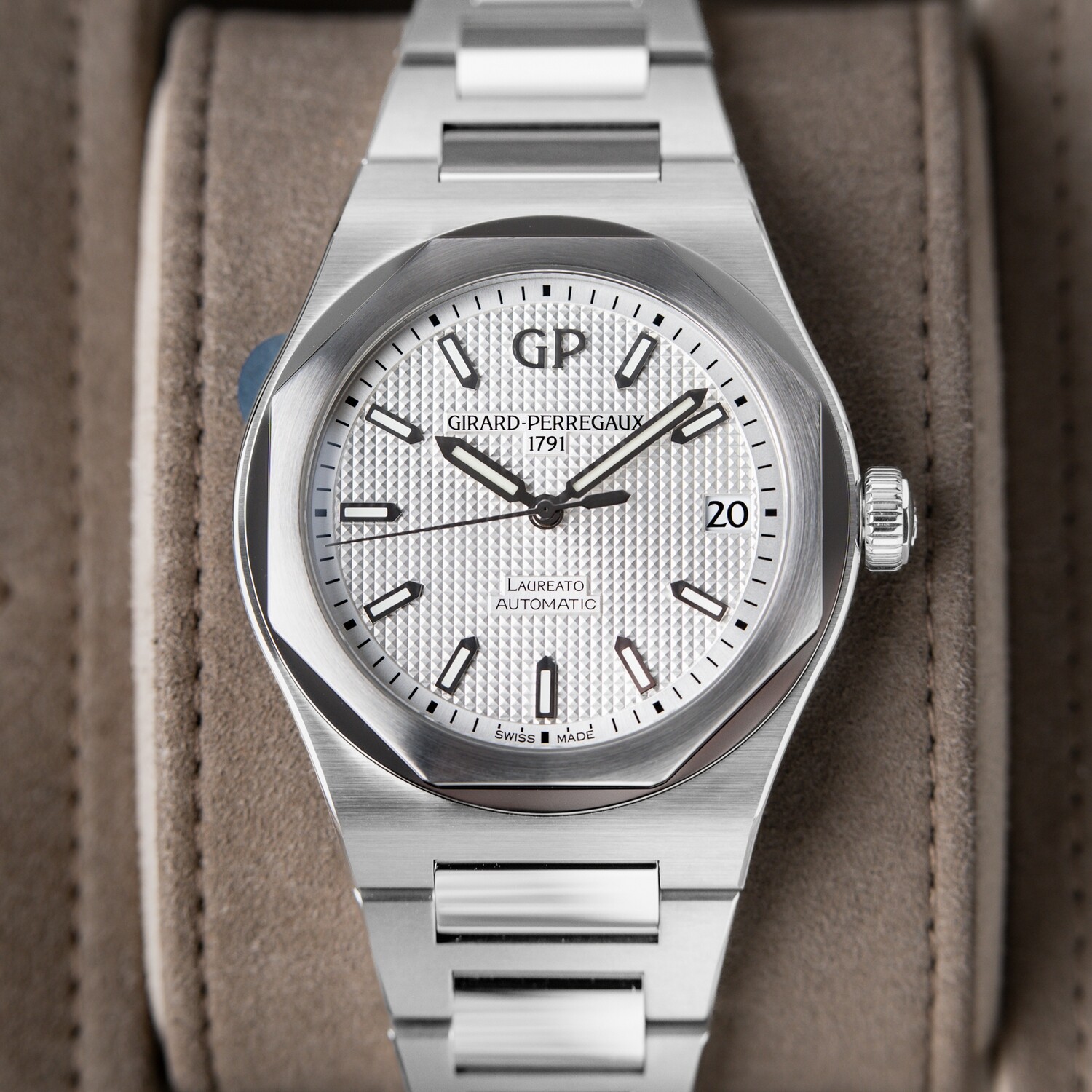 Girard Perregaux Laureato Automatic UNWORN 22 Steel Silver Dial 81010