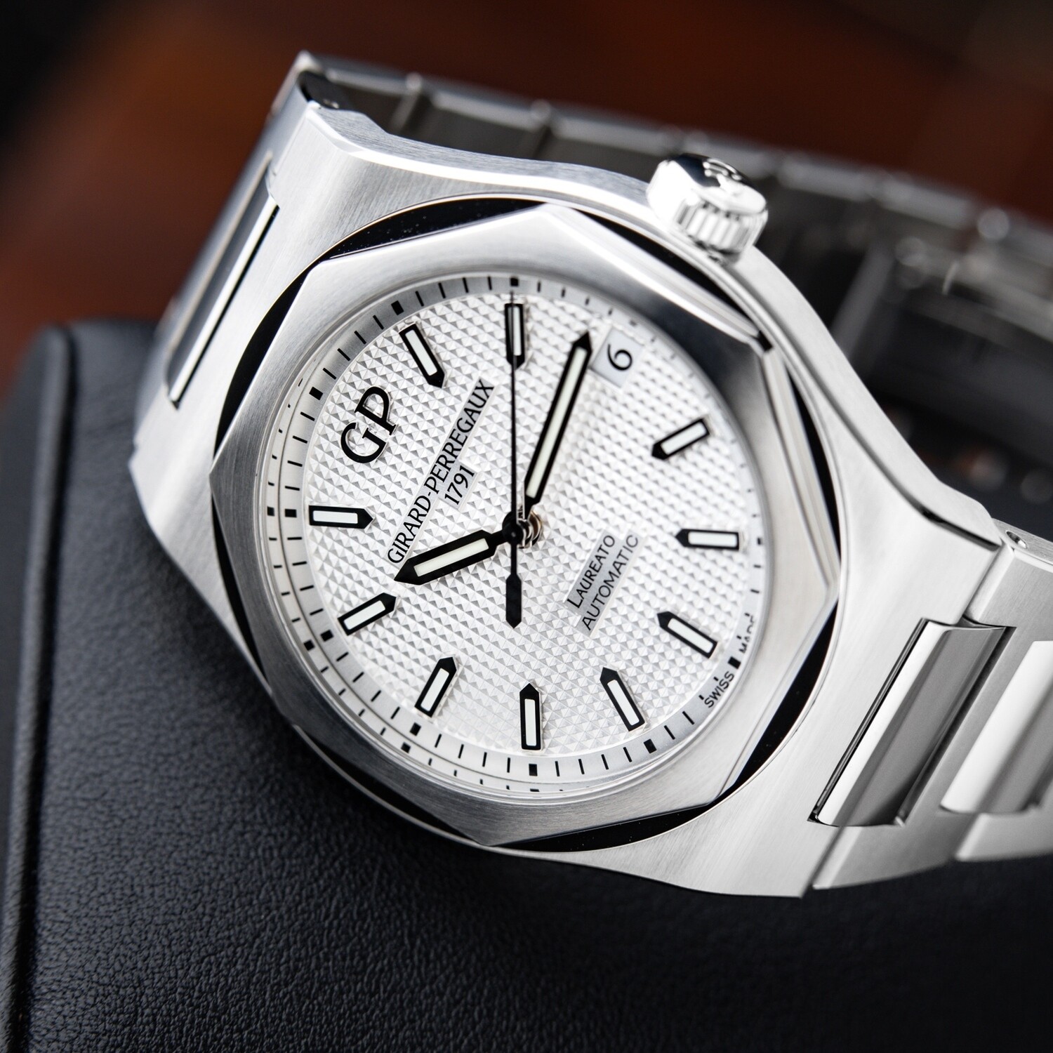 Girard Perregaux Laureato Automatic UNWORN 22 Steel Silver Dial 81010