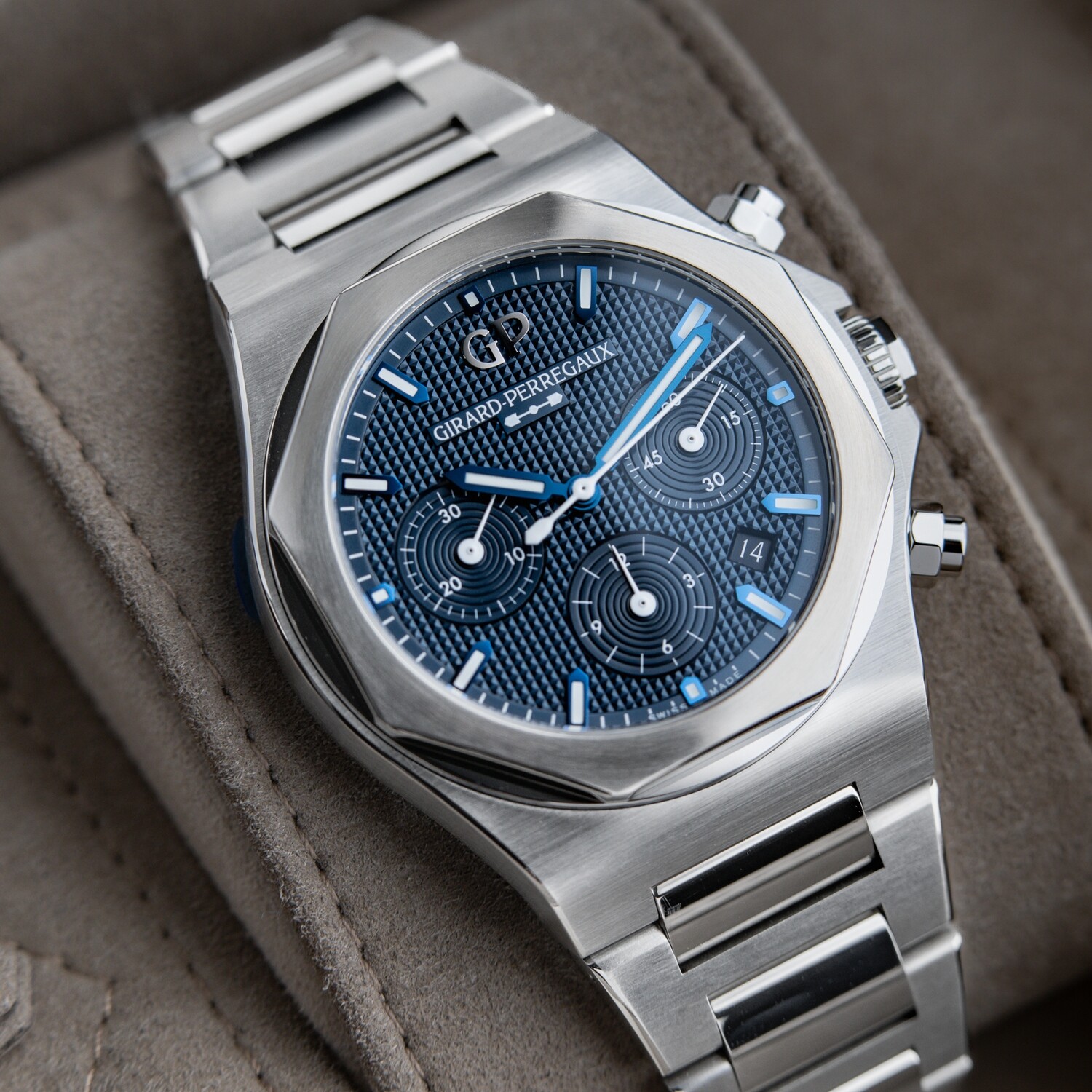 Girard Perregaux Laureato Automatic Chronograph UNWORN Steel Blue 81020