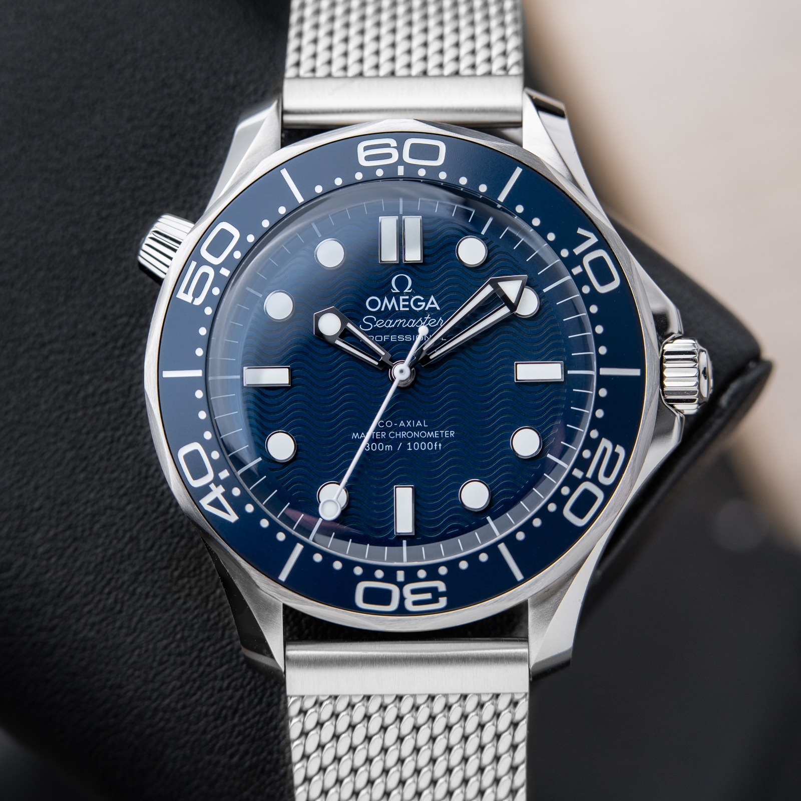 Omega Seamaster Diver 300 M 4/2023 UNWORN James Bond 60th Anniversary