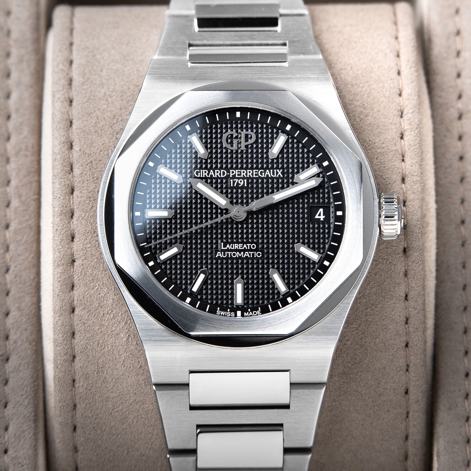 Girard Perregaux Laureato Automatic Stainless Steel Black Dial 81010