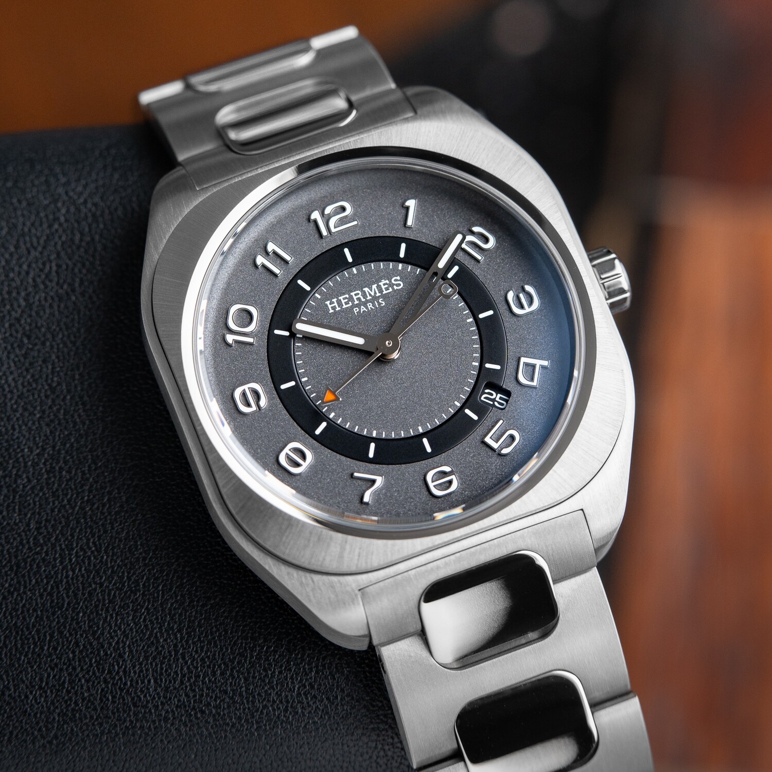 じょん　エルメス　HERMES　　トレイ 腕輪　HHH Hermès H08 UNWORN Automatic Titanium Bracelet Swiss Gray