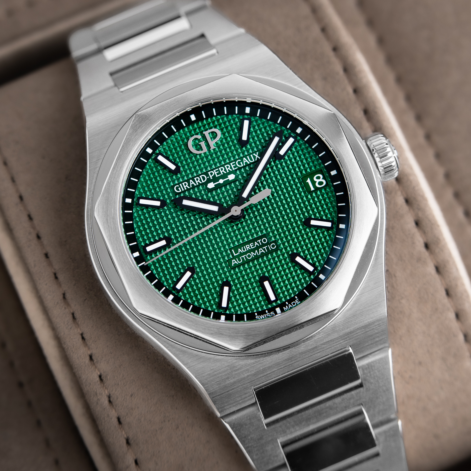 Girard Perregaux Laureato Automatic UNWORN 7 2023 Steel Green Dial