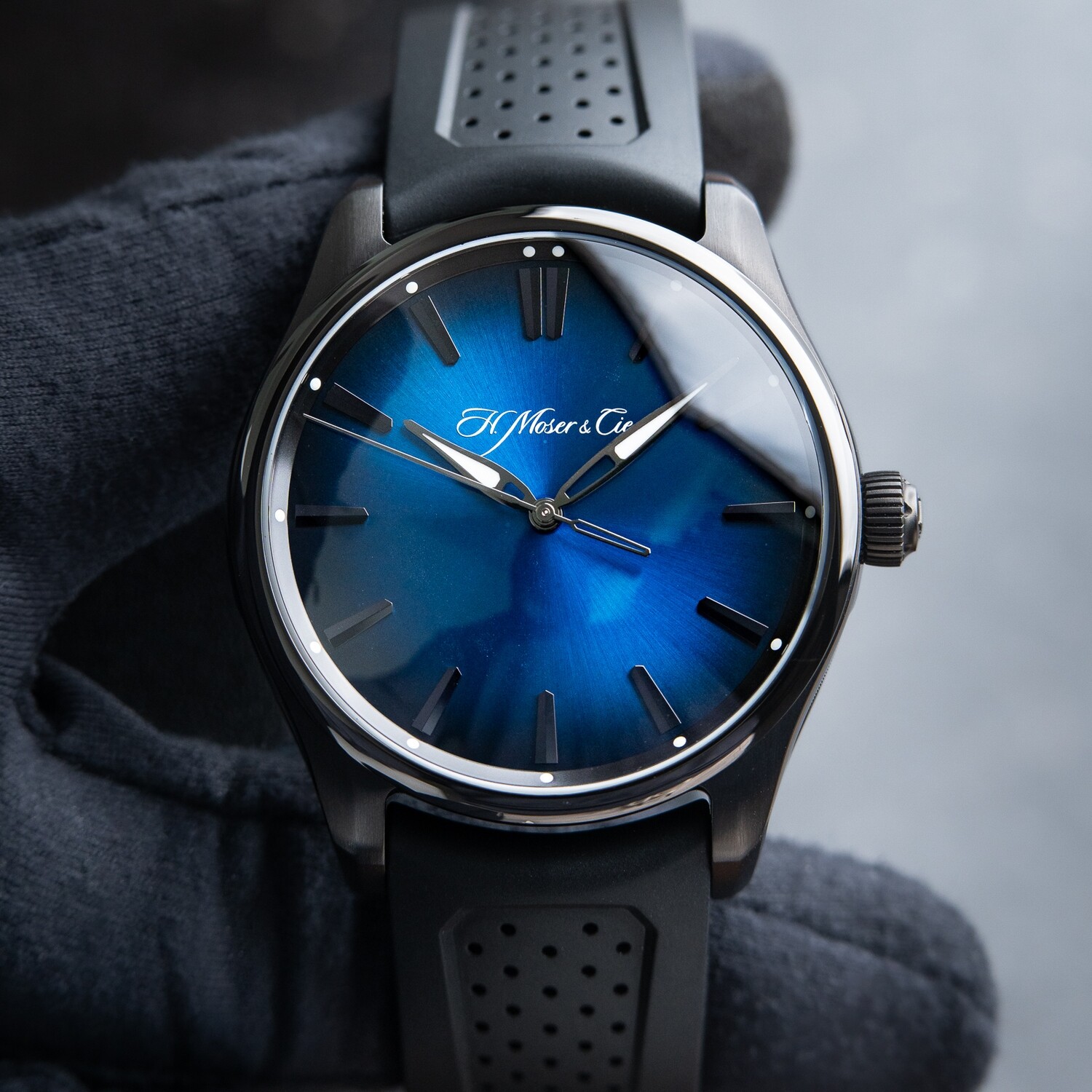 H.Moser & Cie. Pioneer Centre Seconds DLC Steel Funky Blue