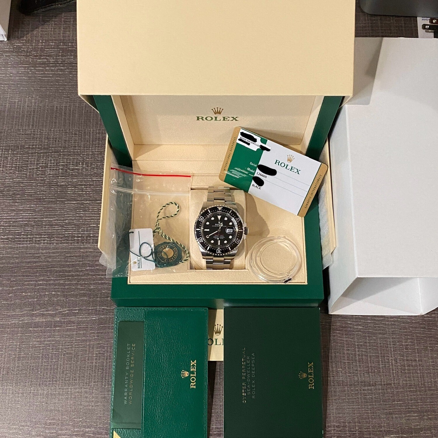 ROLEX 箱 Rolex Sea-Dweller Oyster Perpetual Diver Black Ceramic Steel