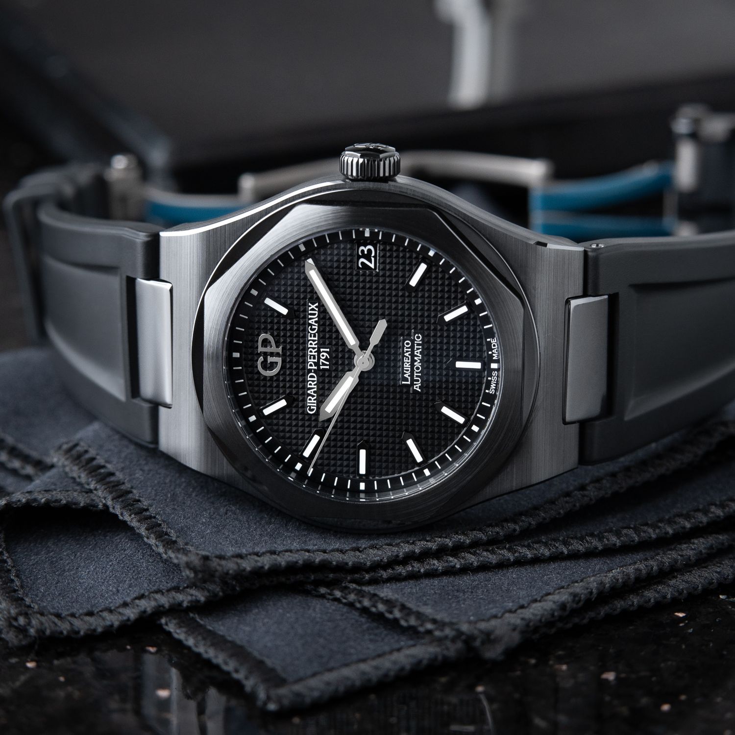 Girard Perregaux Laureato Ceramic Black Dial Rubber Automatic 42mm 81010