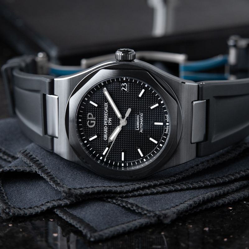 Girard Perregaux Laureato Ceramic Black Dial Rubber Automatic 42mm 81010