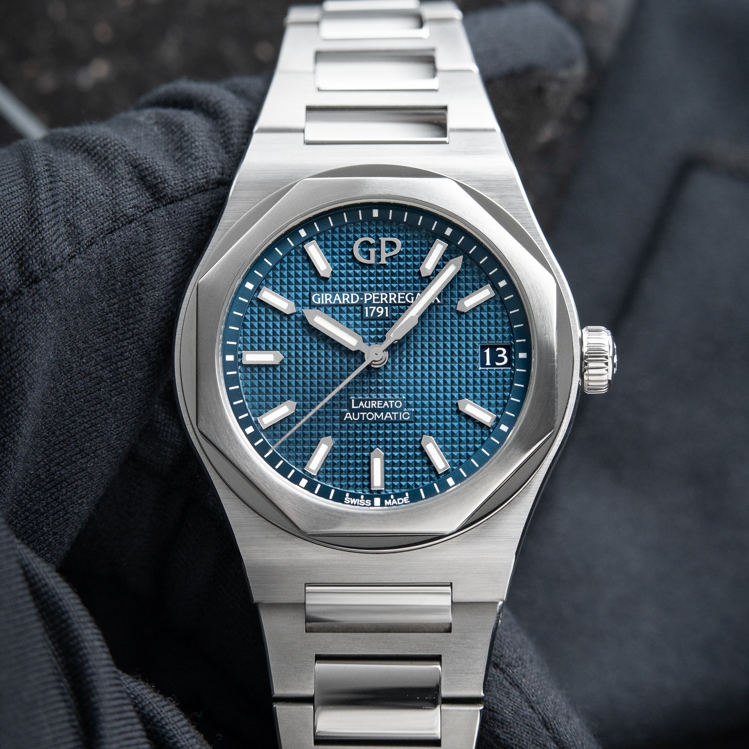 Girard Perregaux Laureato Automatic Steel Blue Dial Set 42mm 81010